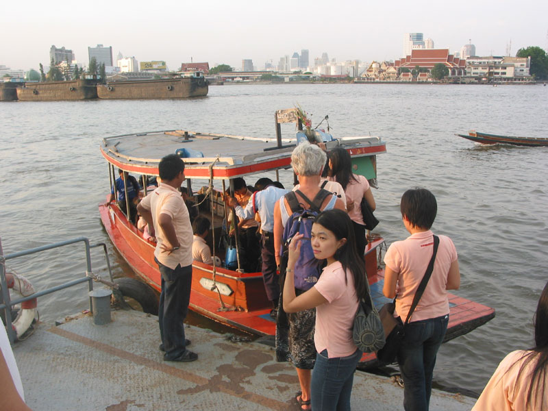 Pont over de rivier bij Bangkok