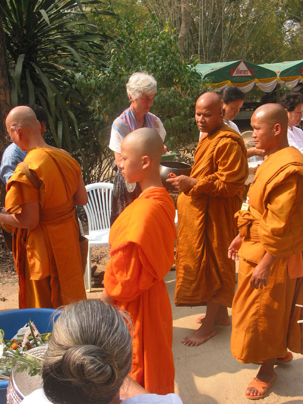 Processie van monniekn bij Chiang Saen 2