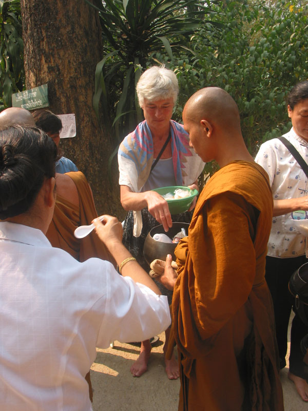 Processie van monniken bij Chiang Saen 3