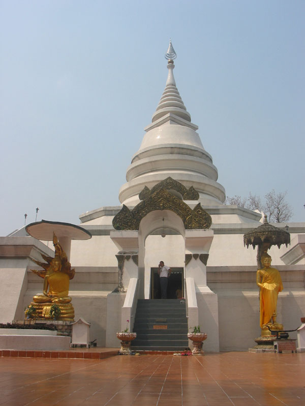 Tempel bij drielandenpunt